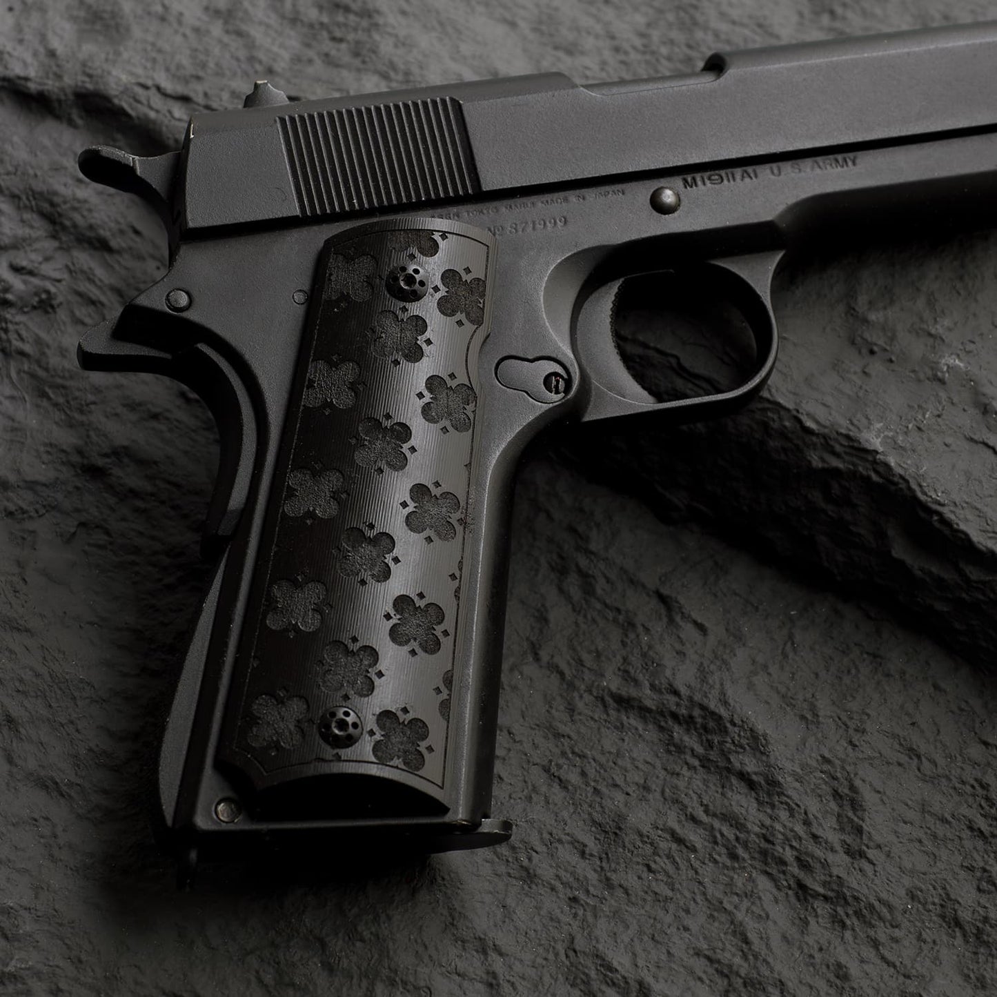 1911 Full Size Black Ebony Pistol Grips Bas-relief Four-leaf Clover D1